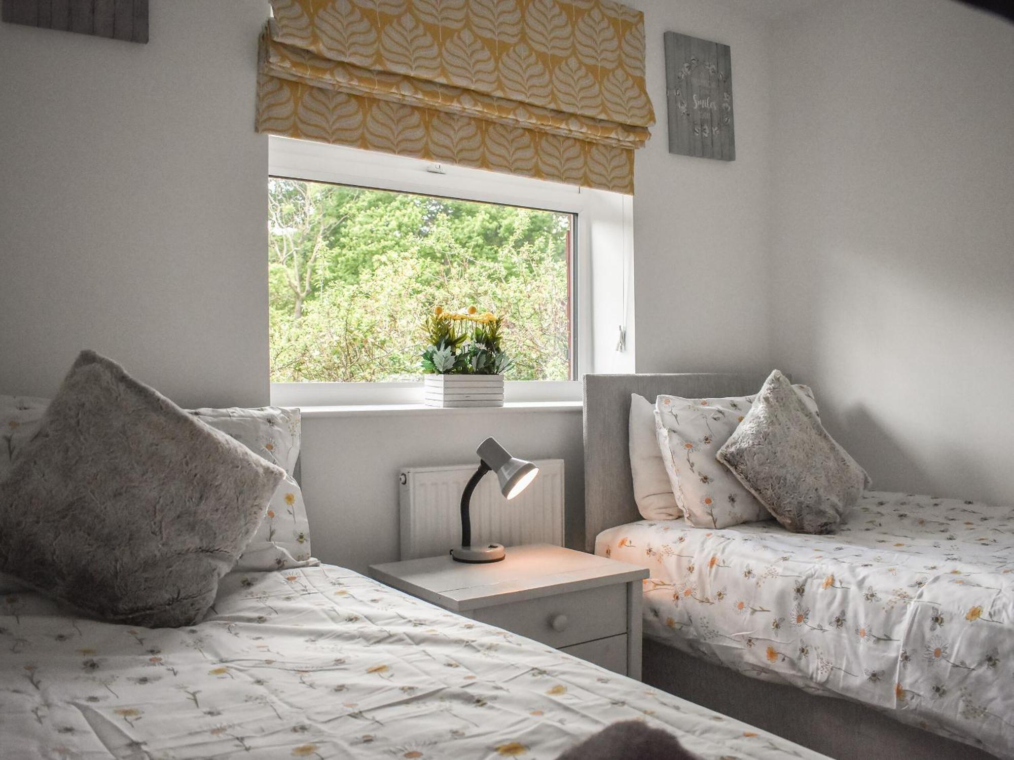 Bumblebee Lodge Стейтес Экстерьер фото